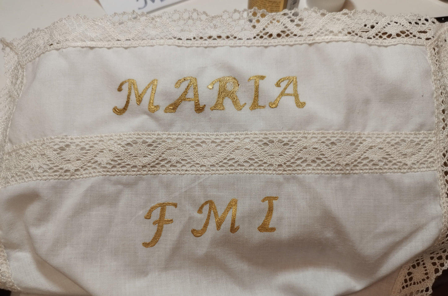 Personalización textil pintada a mano