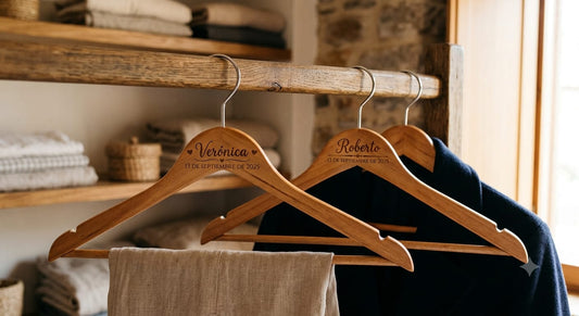 Percha de madera personalizada para bodas y comuniones